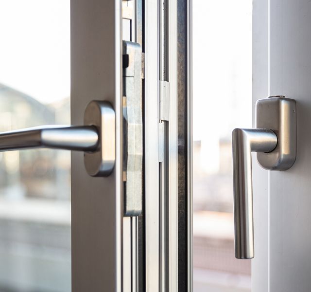 Nahaufnahme eines modernen Türgriffs aus Edelstahl
